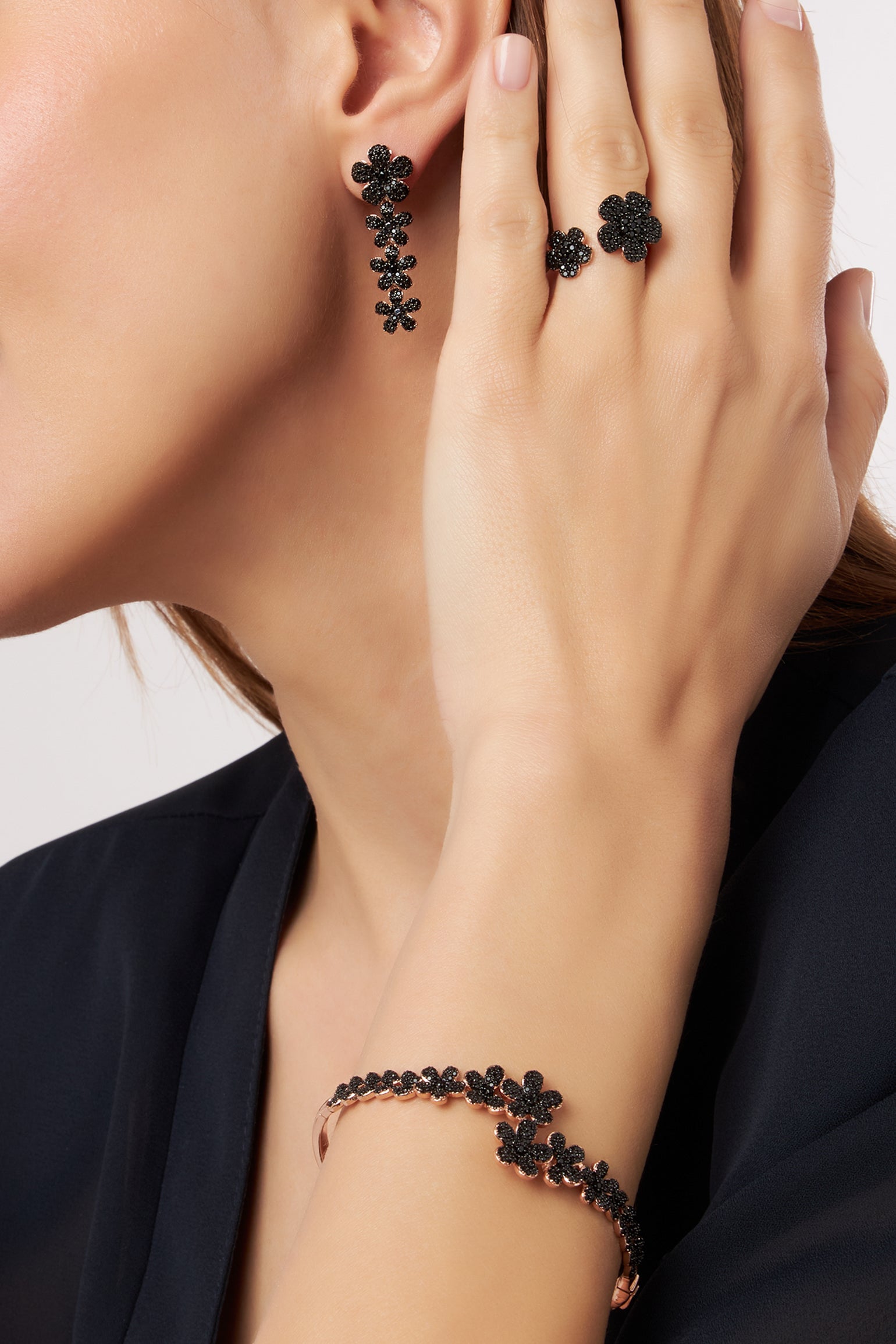 MELUSINA BIJOUX Tropfenohrringe mit schwarzen Blumen