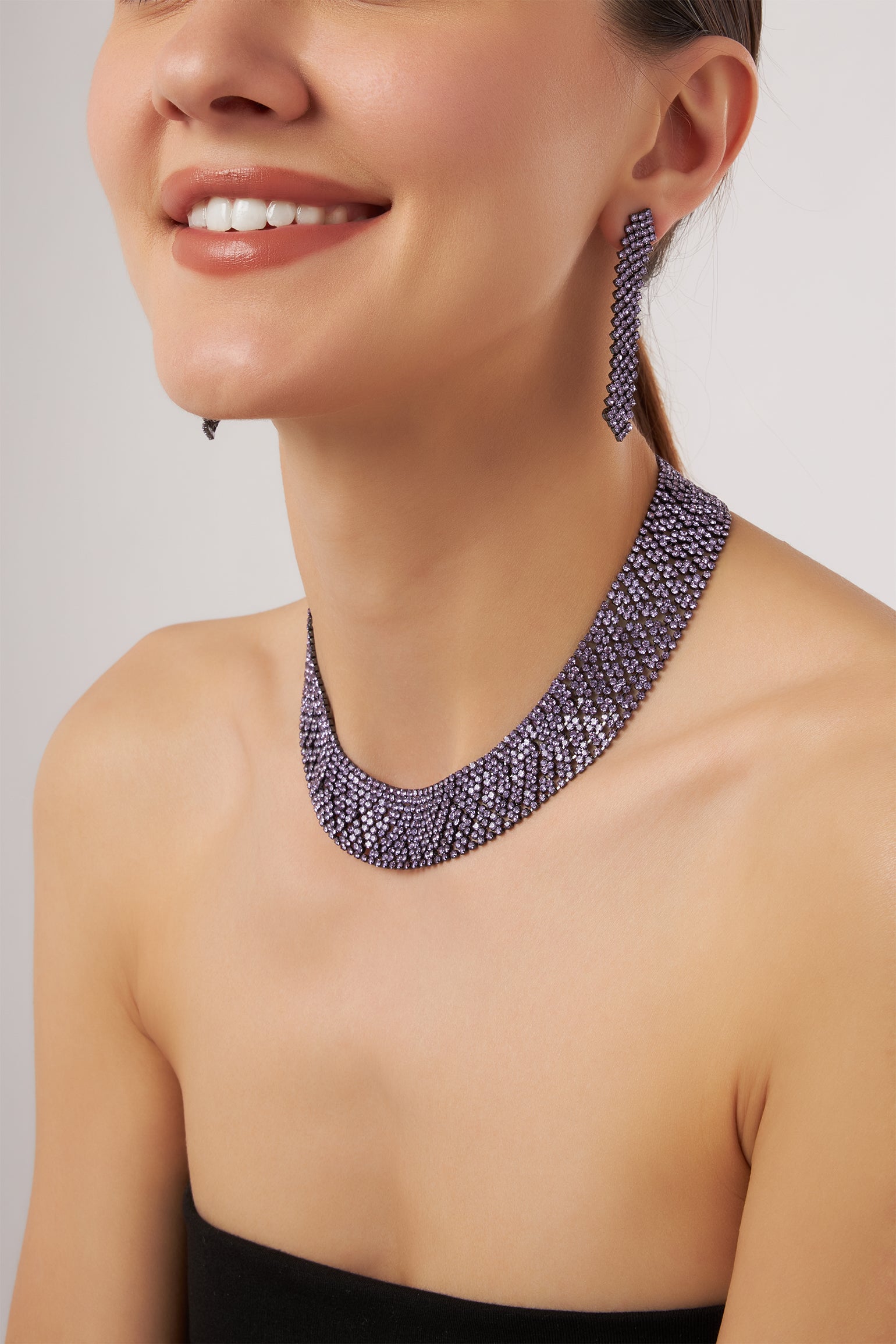 MELUSINA BIJOUX Choker-Halskette mit fliederfarbenen Strasssteinen