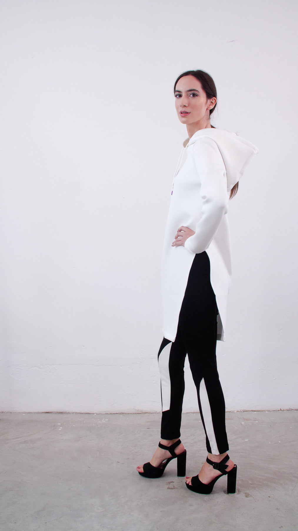 KENDALL AND KYLIE Langes Weiße Sweatshirt mit Seitenschlitz