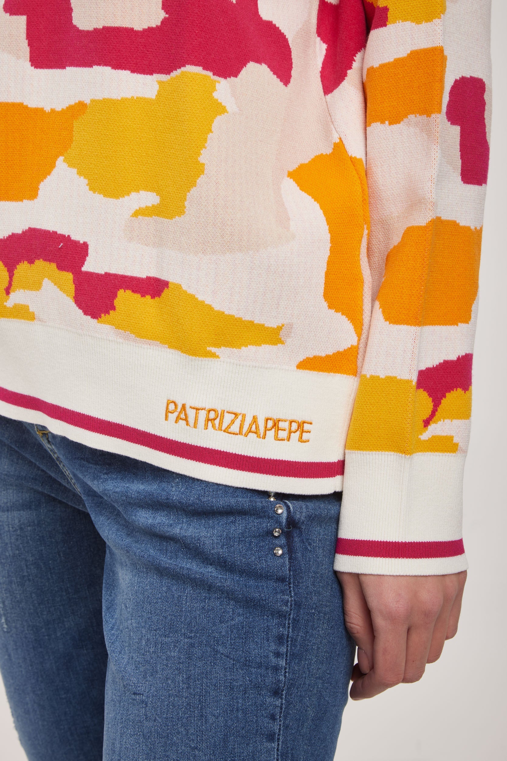 Mehrfarbiges Hemd mit Militärmuster von PATRIZIA PEPE