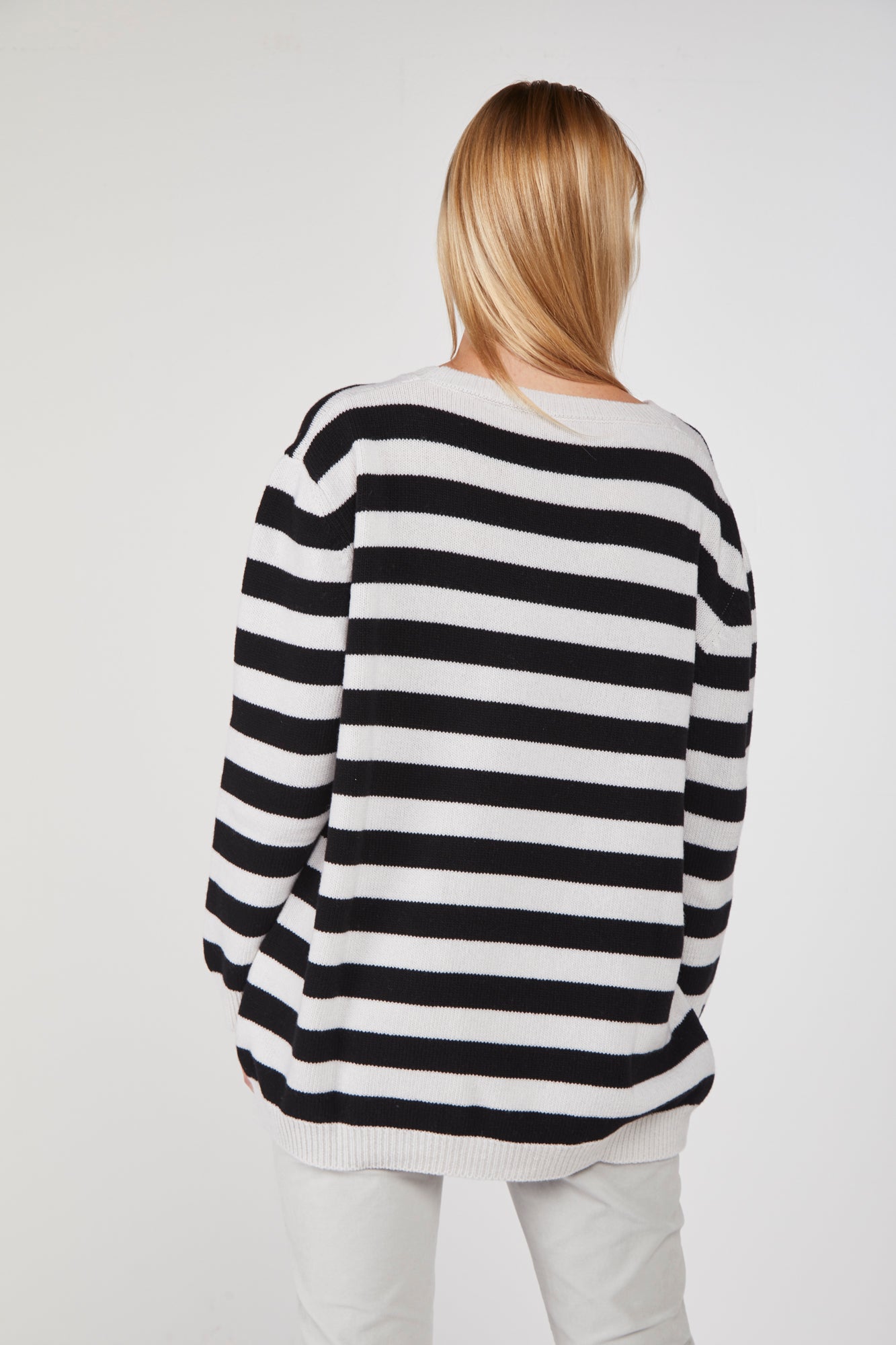 STELLA JEAN Weiße -weiß gestreifter, übergroßer Pullover mit Details