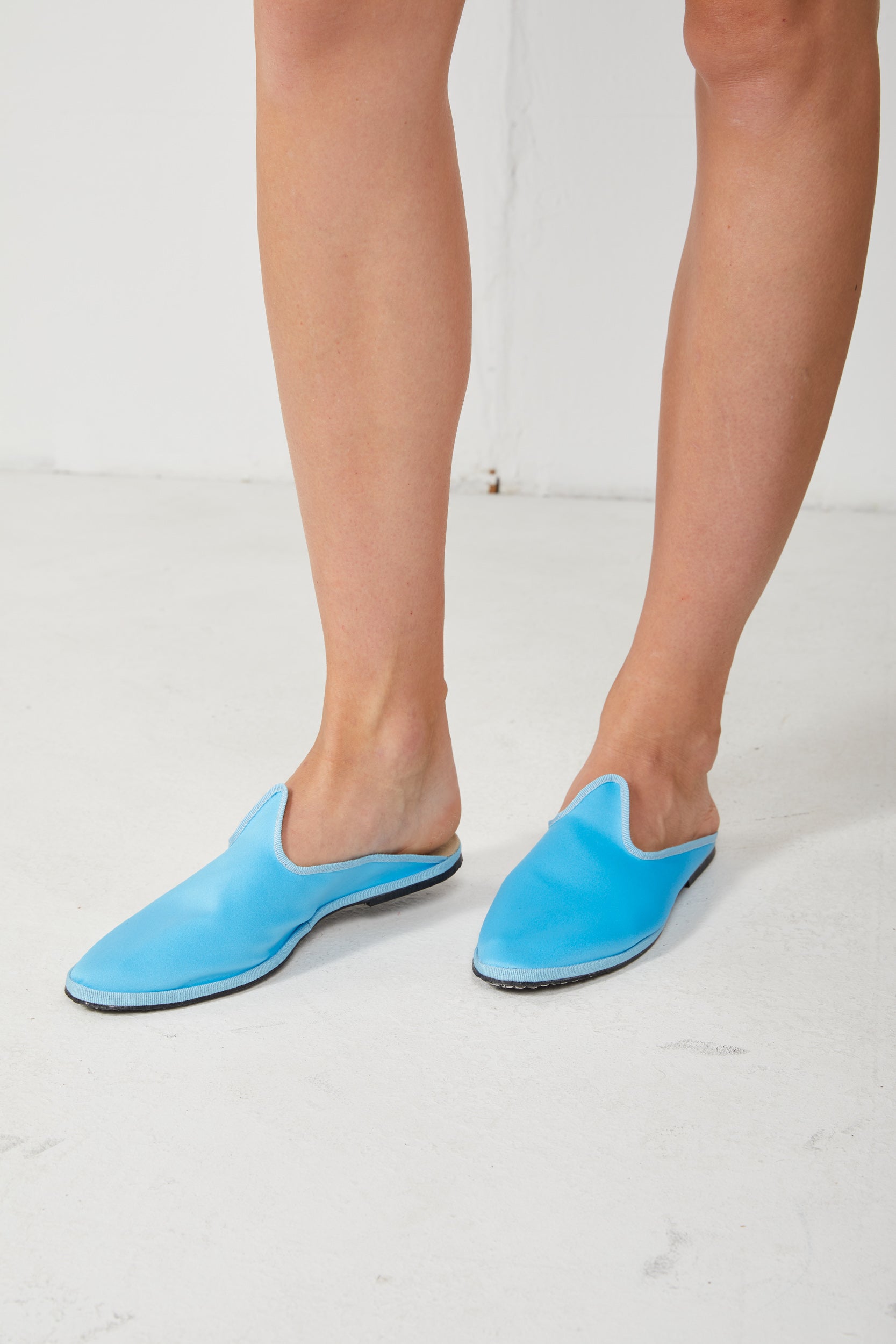 The Artisanal Club Ballerina-Sabot aus Blau Satin