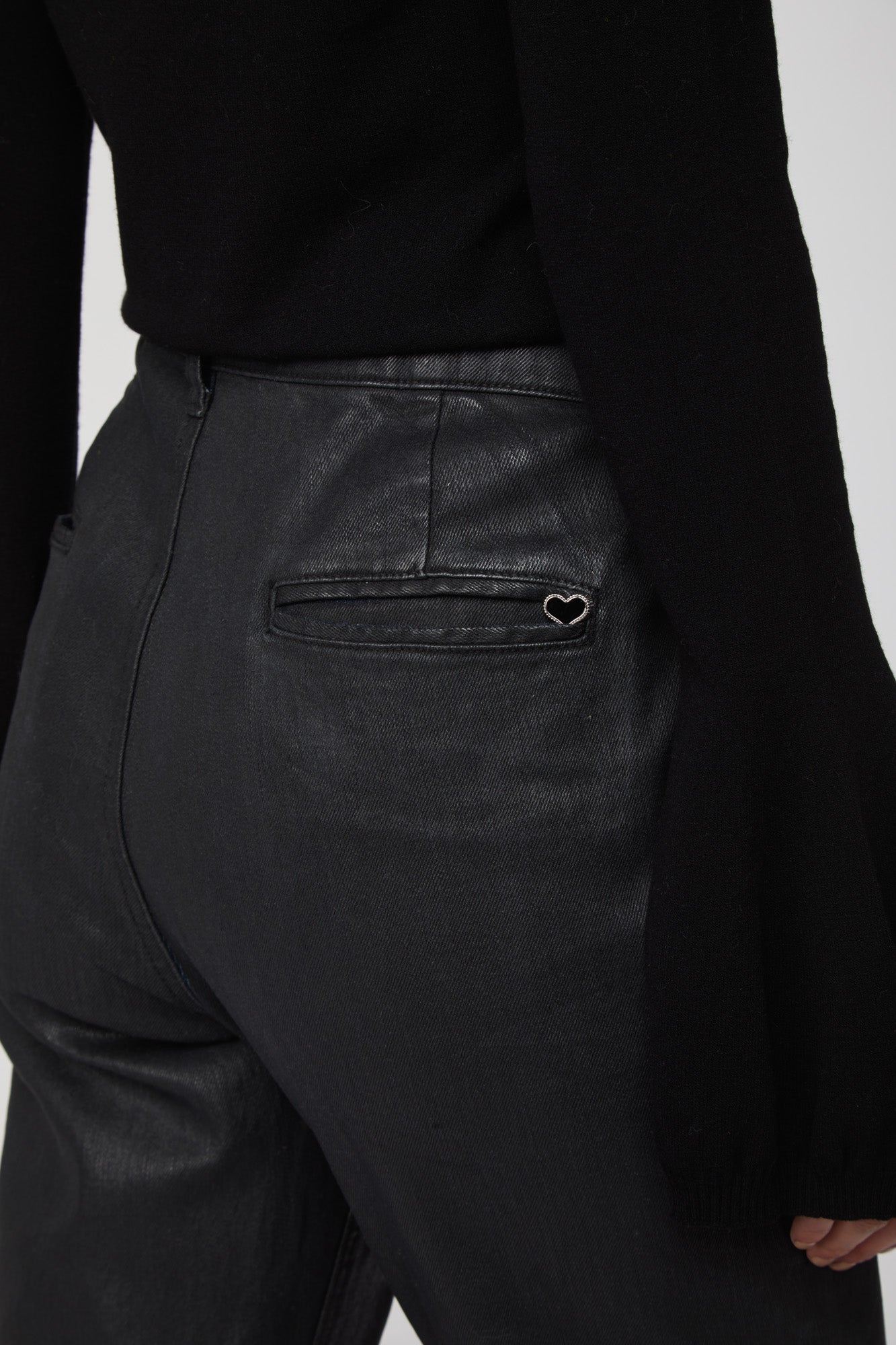 TWINSET Dunkle Jeans mit Herzknöpfen