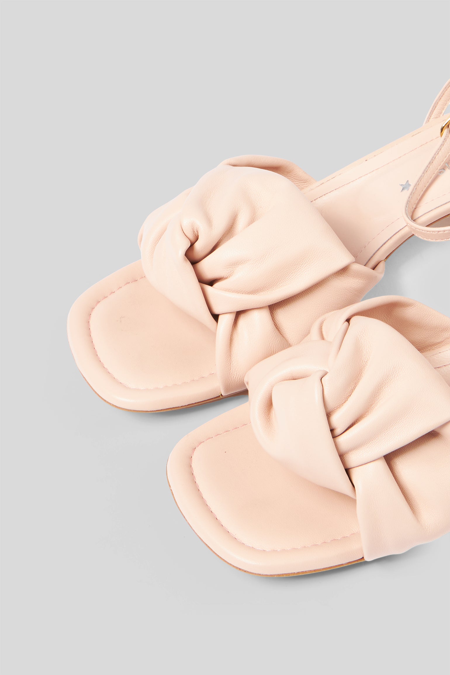 MARC ELLIS Sandale mit niedrigem Absatz und Mohnknoten