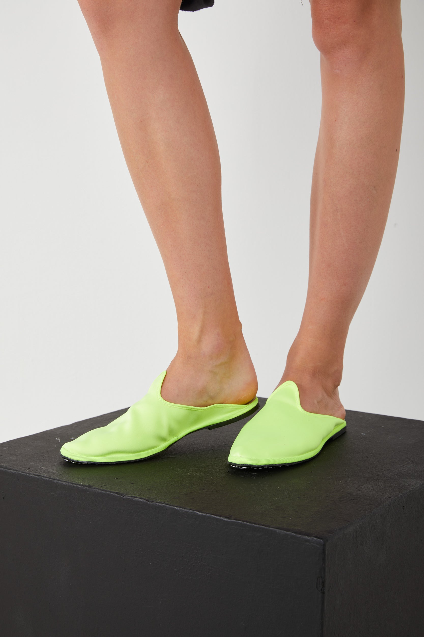 The Artisanal Club Ballerina-Sabot aus Gelbe Satin