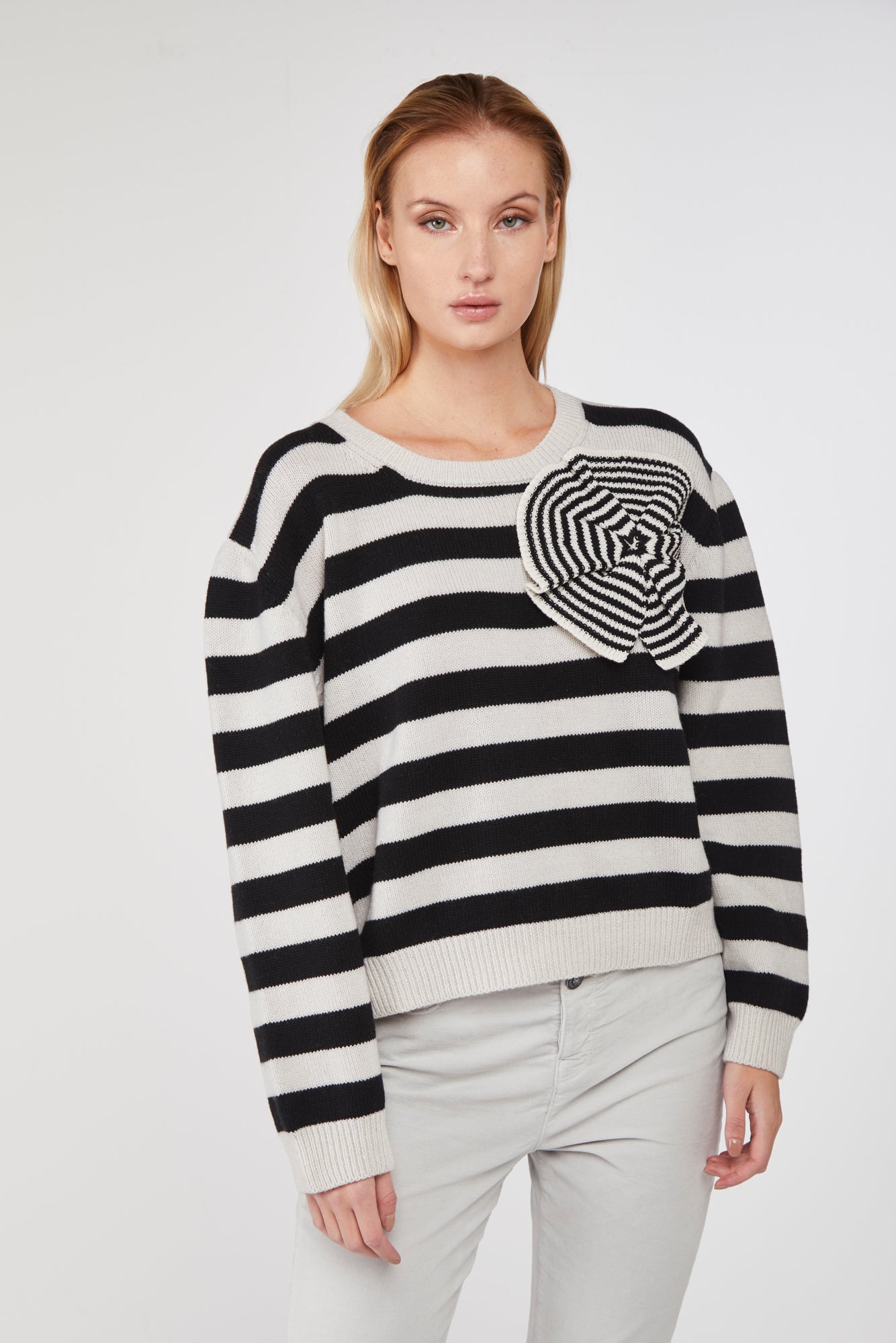 STELLA JEAN Weiße -weiß gestreifter Pullover mit Details