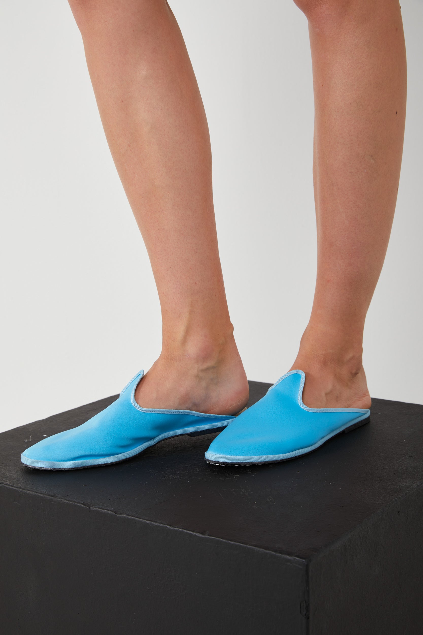 The Artisanal Club Ballerina-Sabot aus Blau Satin