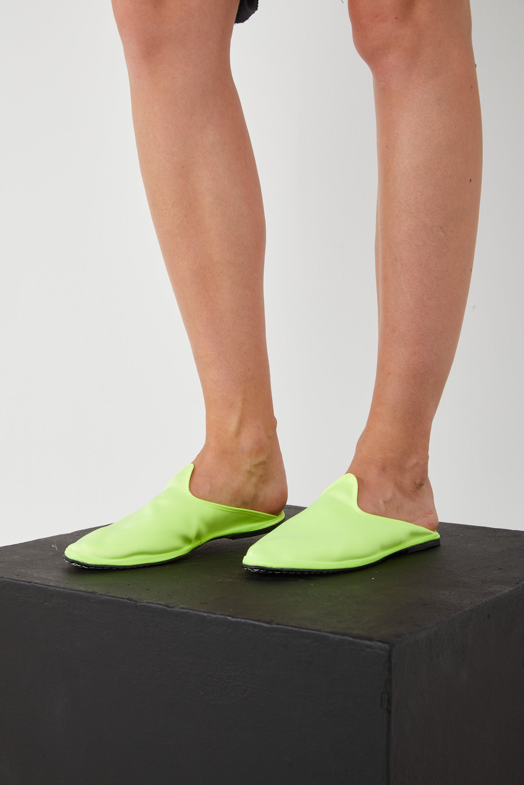 The Artisanal Club Ballerina-Sabot aus Gelbe Satin