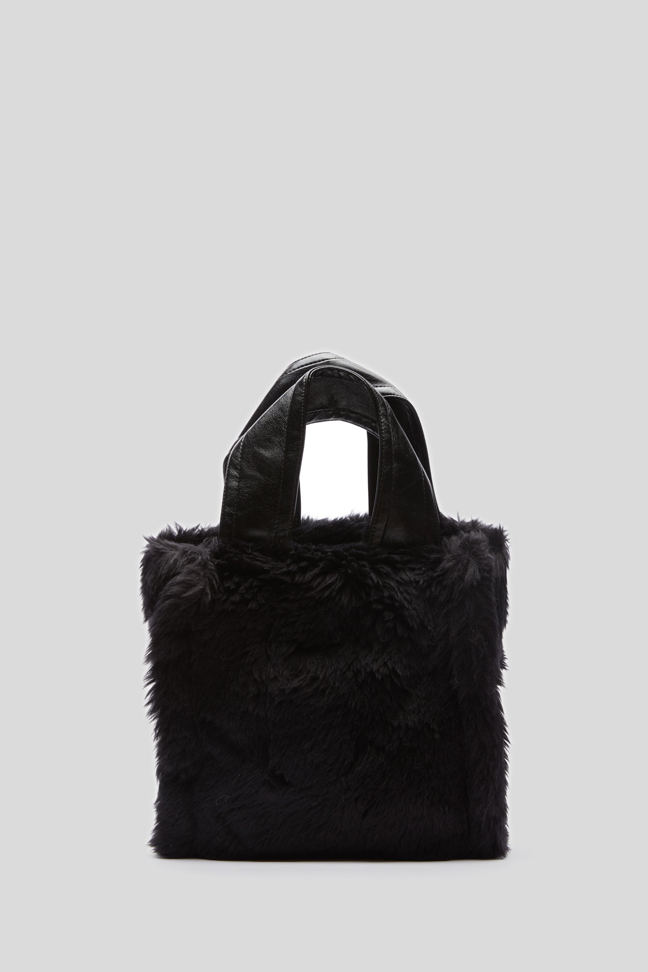 STAND STUDIO Lucille Tasche aus Schwarz Ökofell