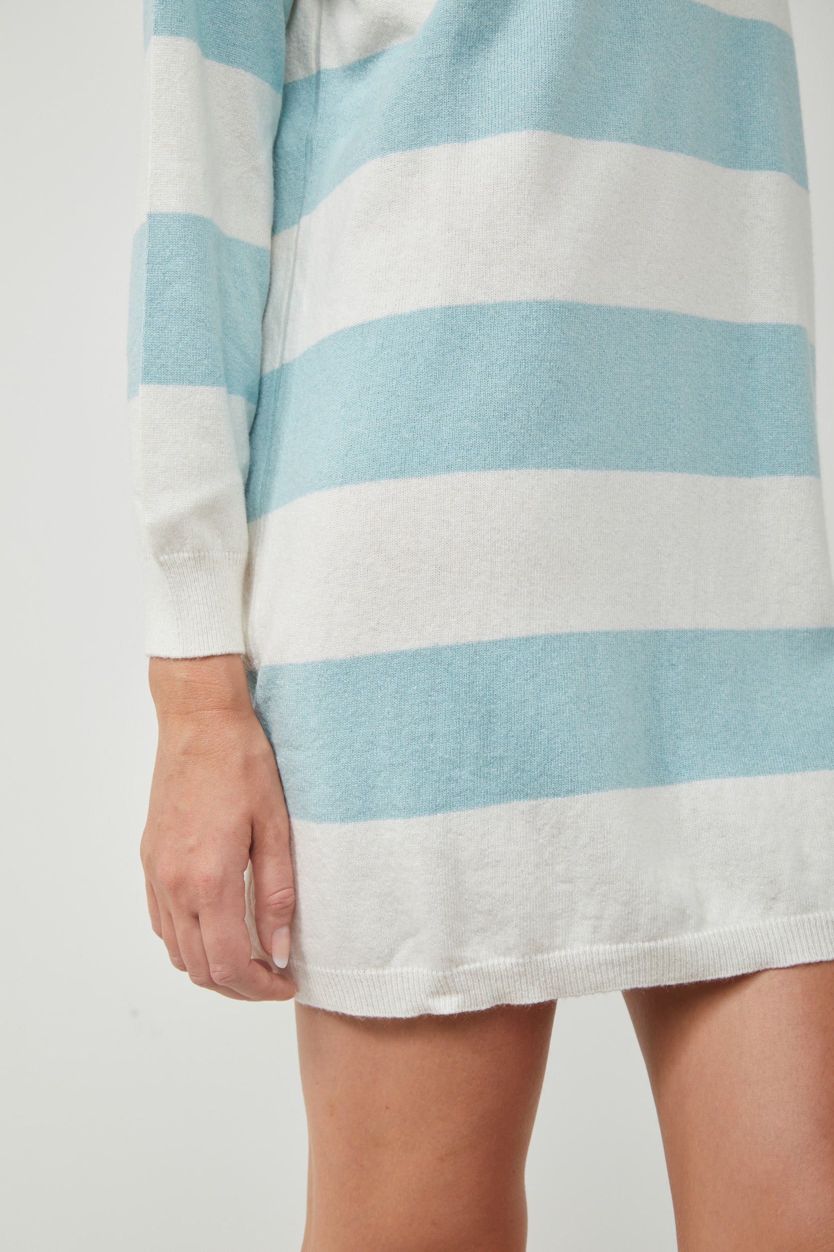 VICOLO Weiße / Blau gestreifter Pullover