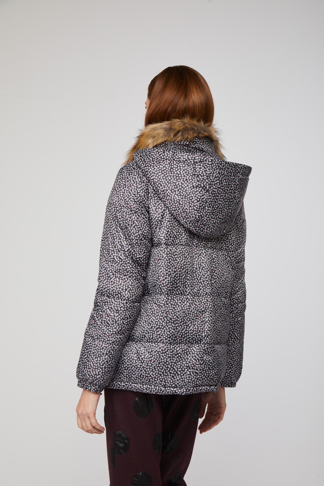 Grau TWINSET-Daunenjacke mit Mikroblumen-Print