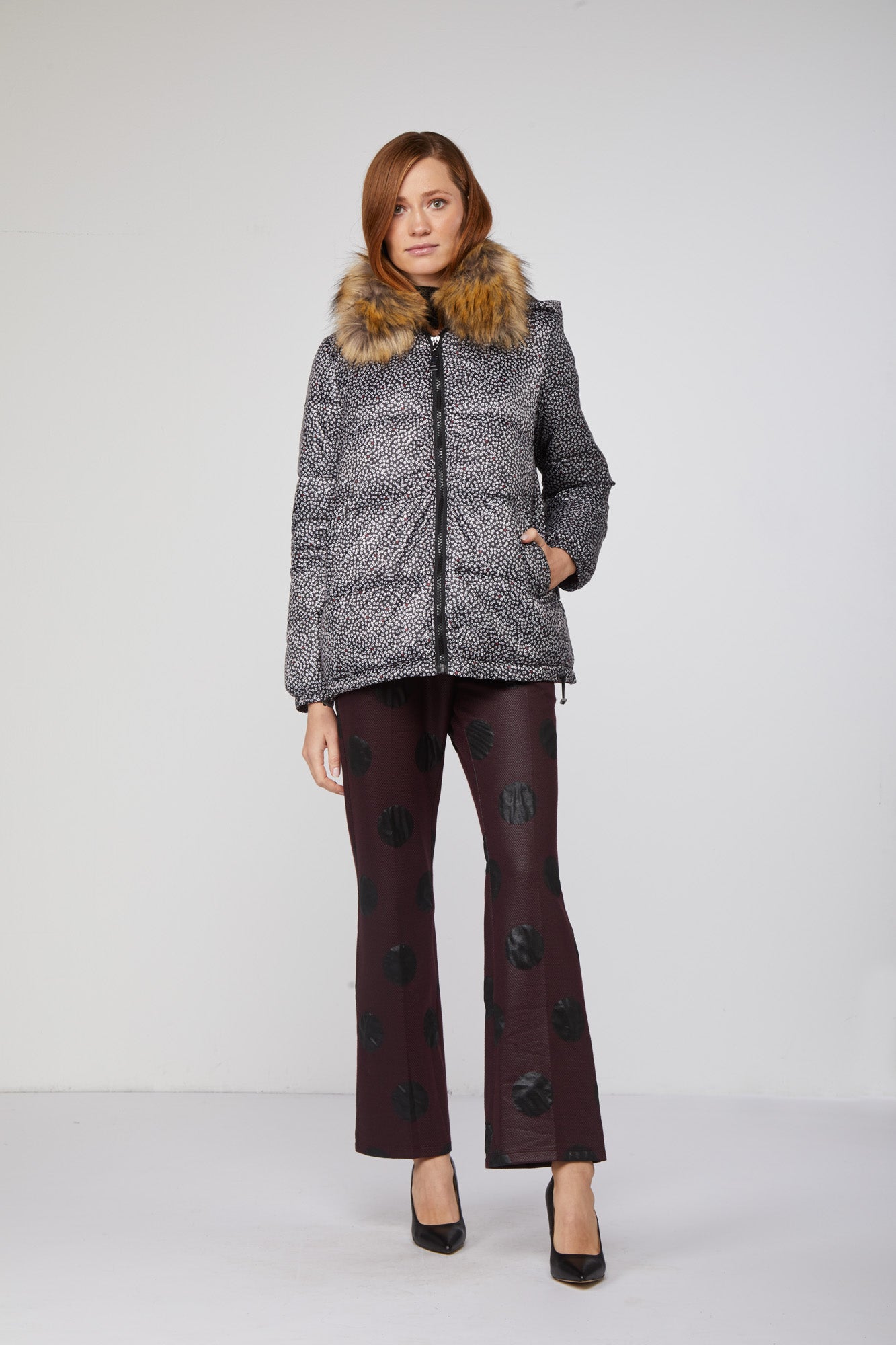 Grau TWINSET-Daunenjacke mit Mikroblumen-Print