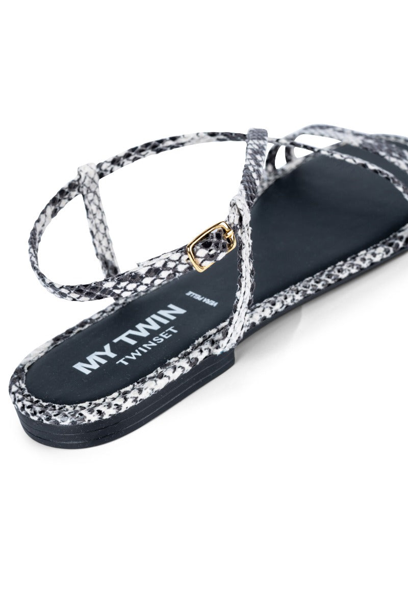 Meine flachen Sandalen mit Python-Print von Twin