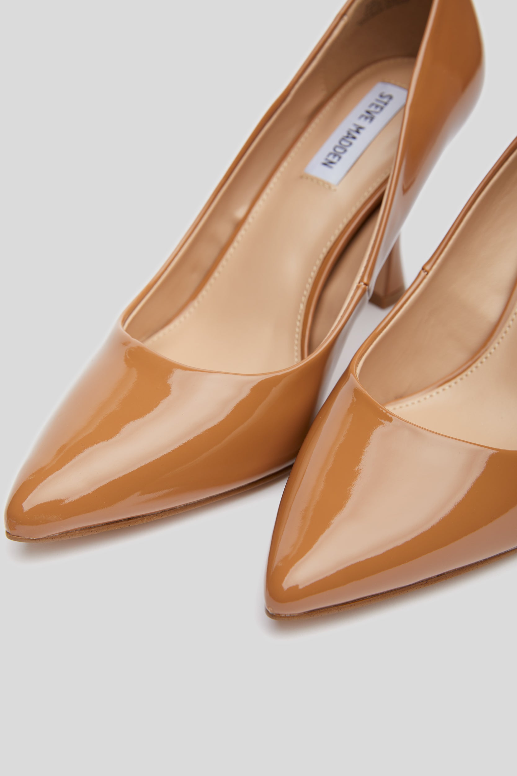 STEVE MADDEN Notary Pumps in Braun Patent