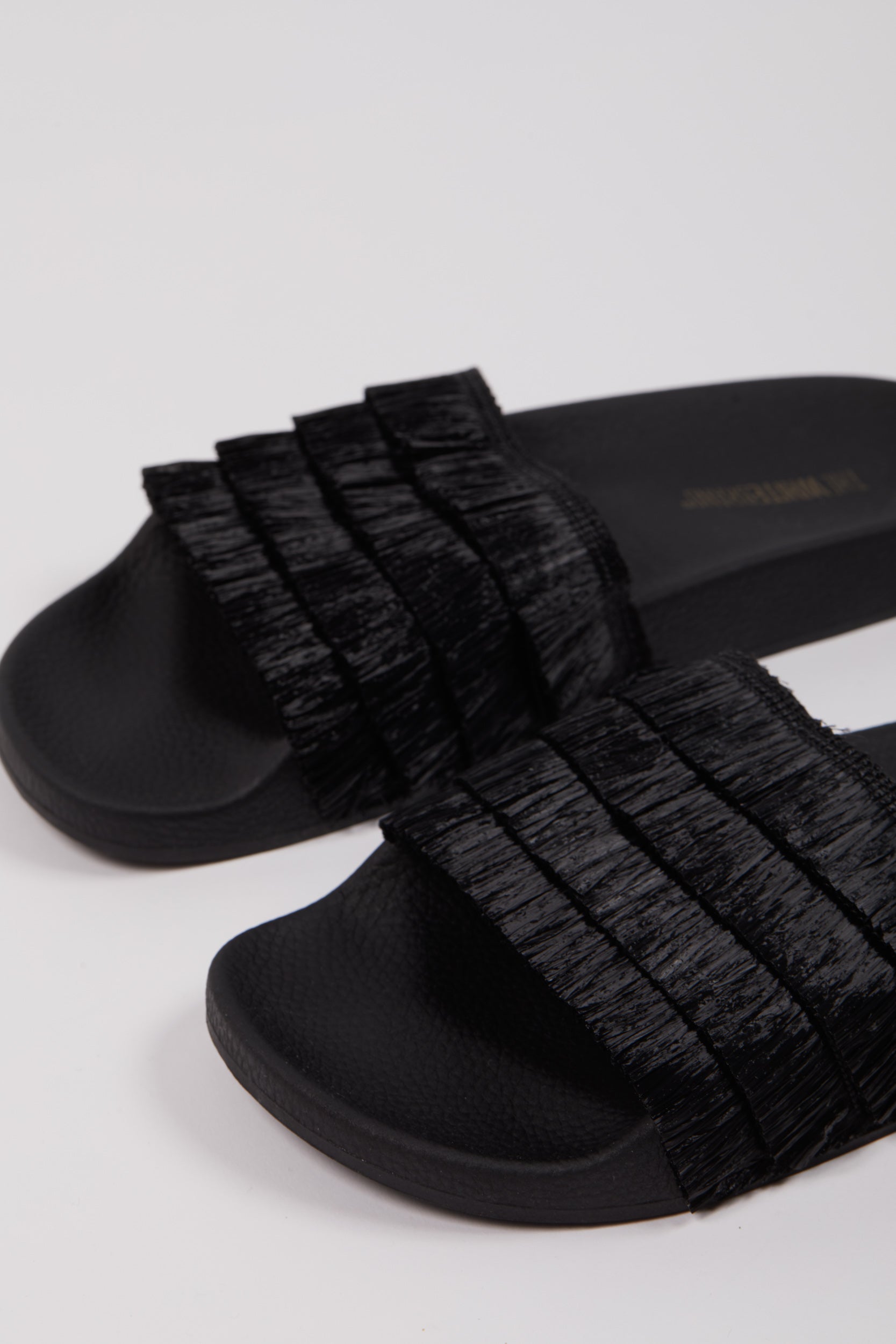 WHITE BRAND Schwarze Bastsandalen