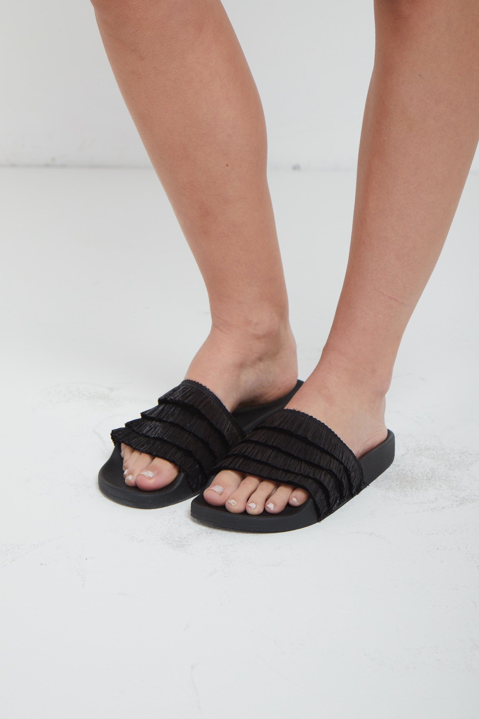 WHITE BRAND Schwarze Bastsandalen