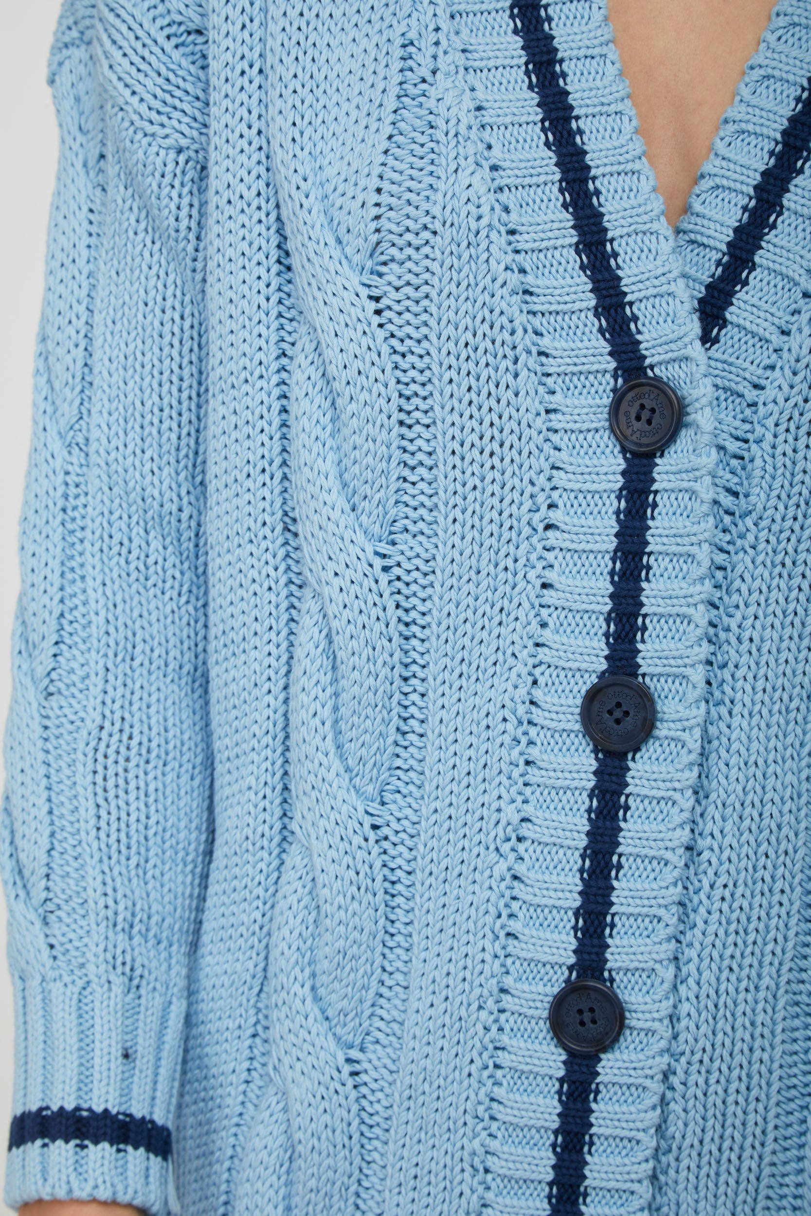 OTTOD'AME-Cardigan über Blau Zöpfen
