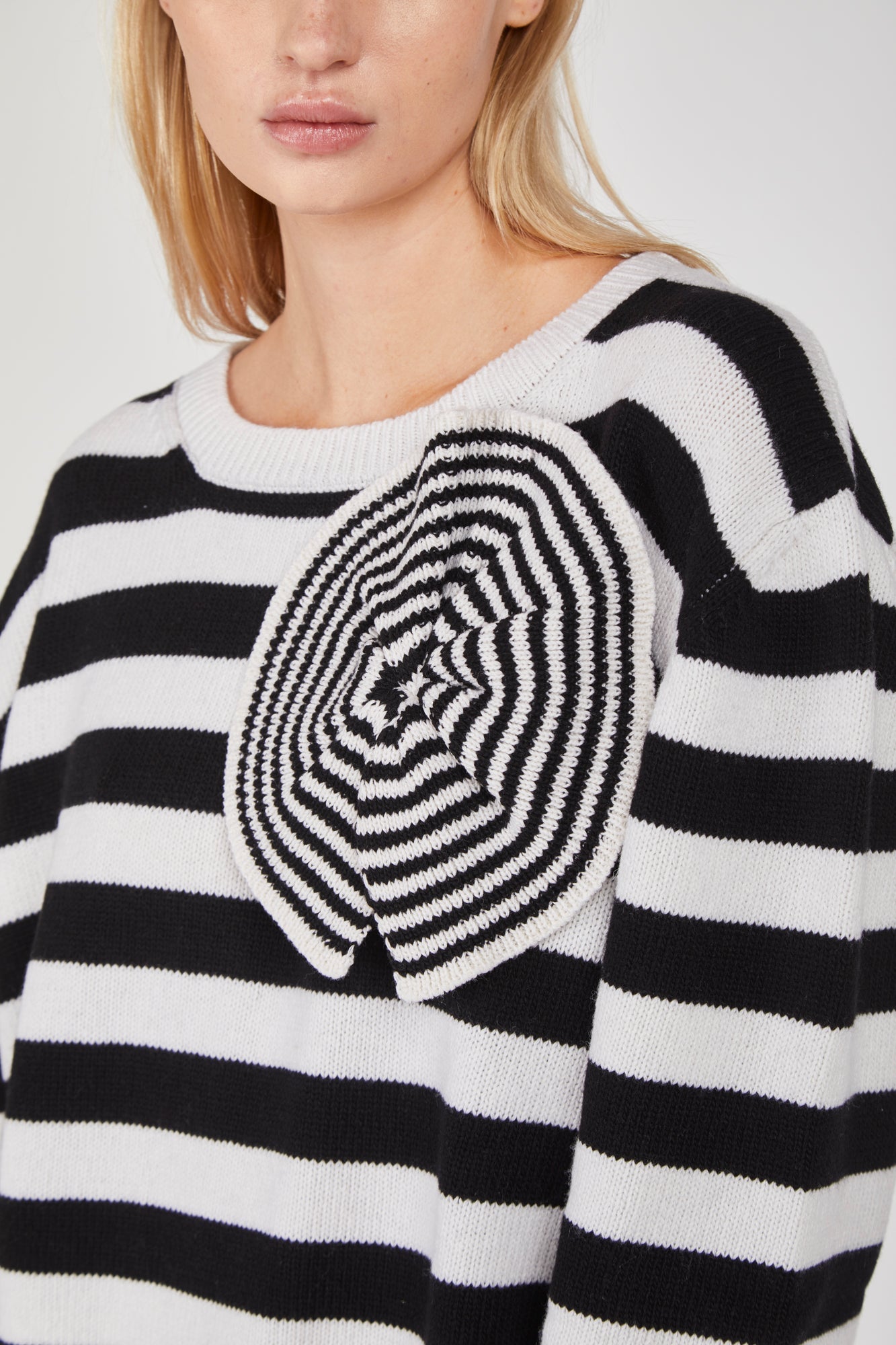 STELLA JEAN Weiße -weiß gestreifter, übergroßer Pullover mit Details