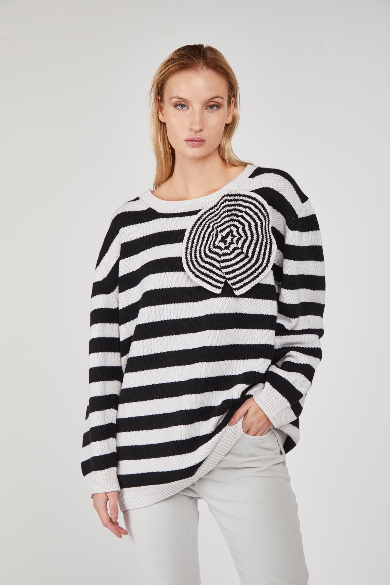 STELLA JEAN Weiße -weiß gestreifter, übergroßer Pullover mit Details