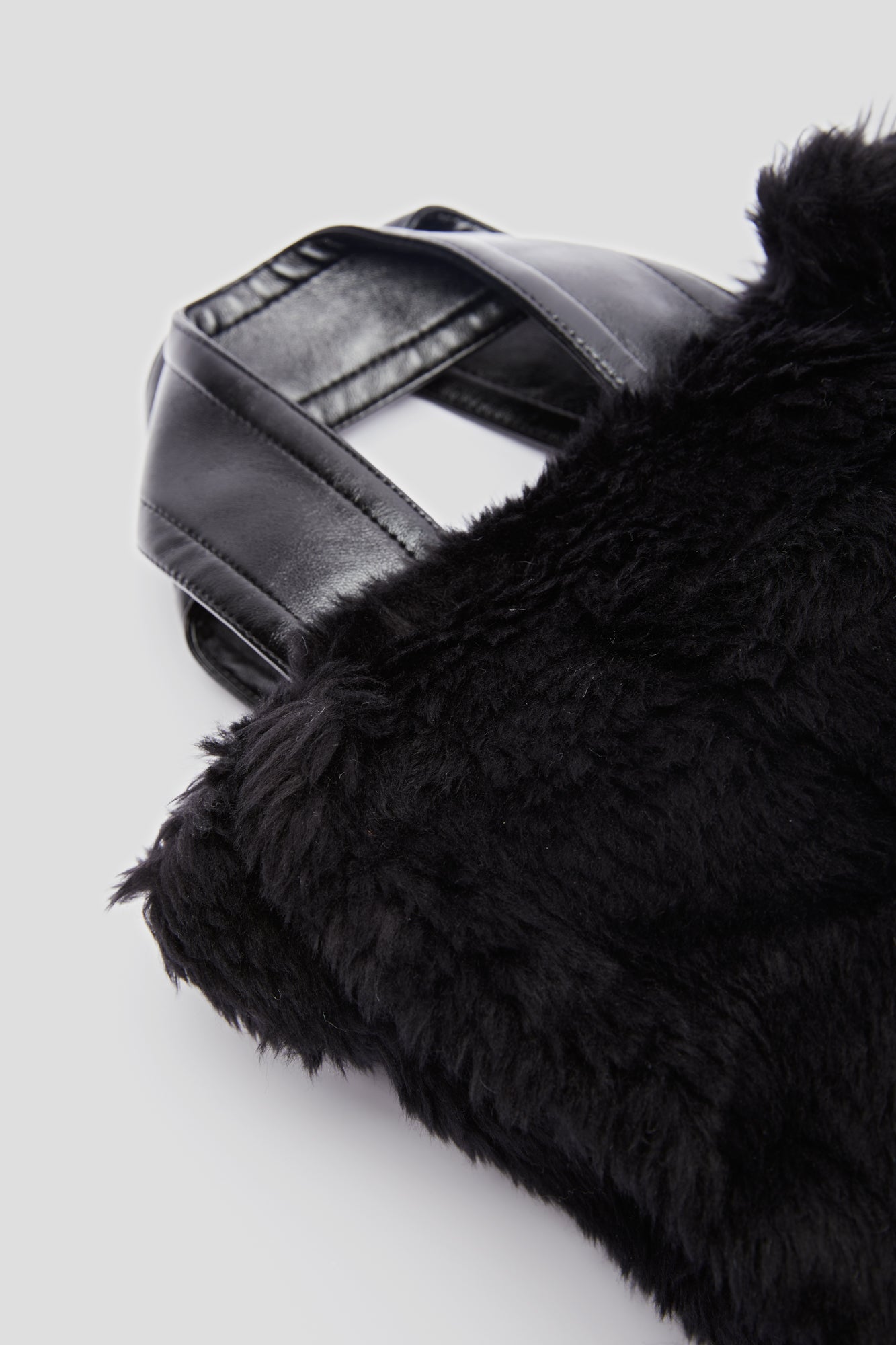 STAND STUDIO Lucille Tasche aus Schwarz Ökofell