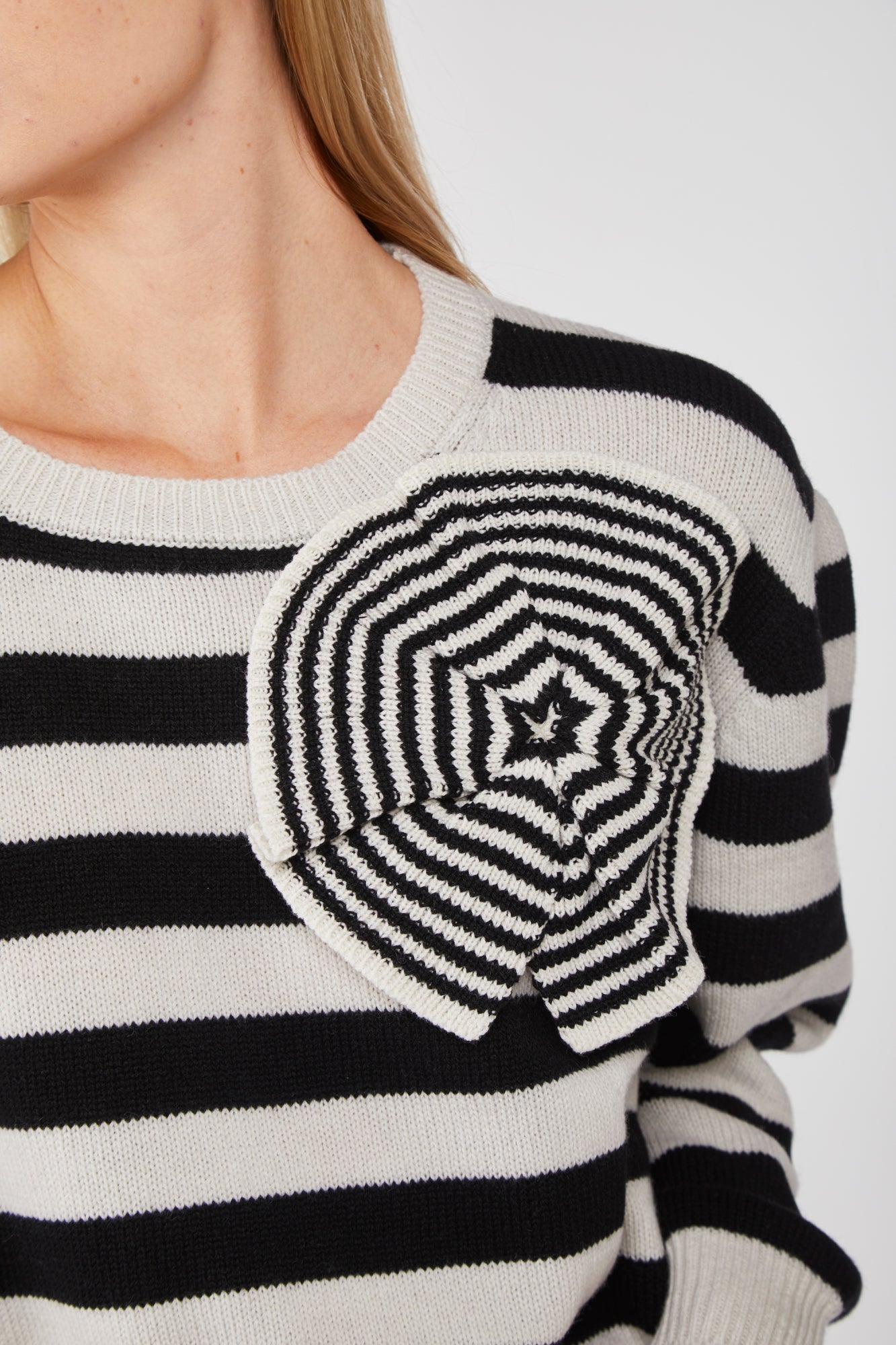 STELLA JEAN Weiße -weiß gestreifter Pullover mit Details