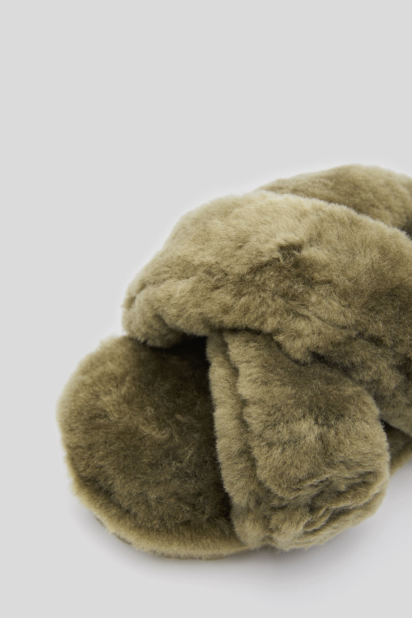 Mou Kreuz-Slipper aus Schaffell Grüne Militärgrün
