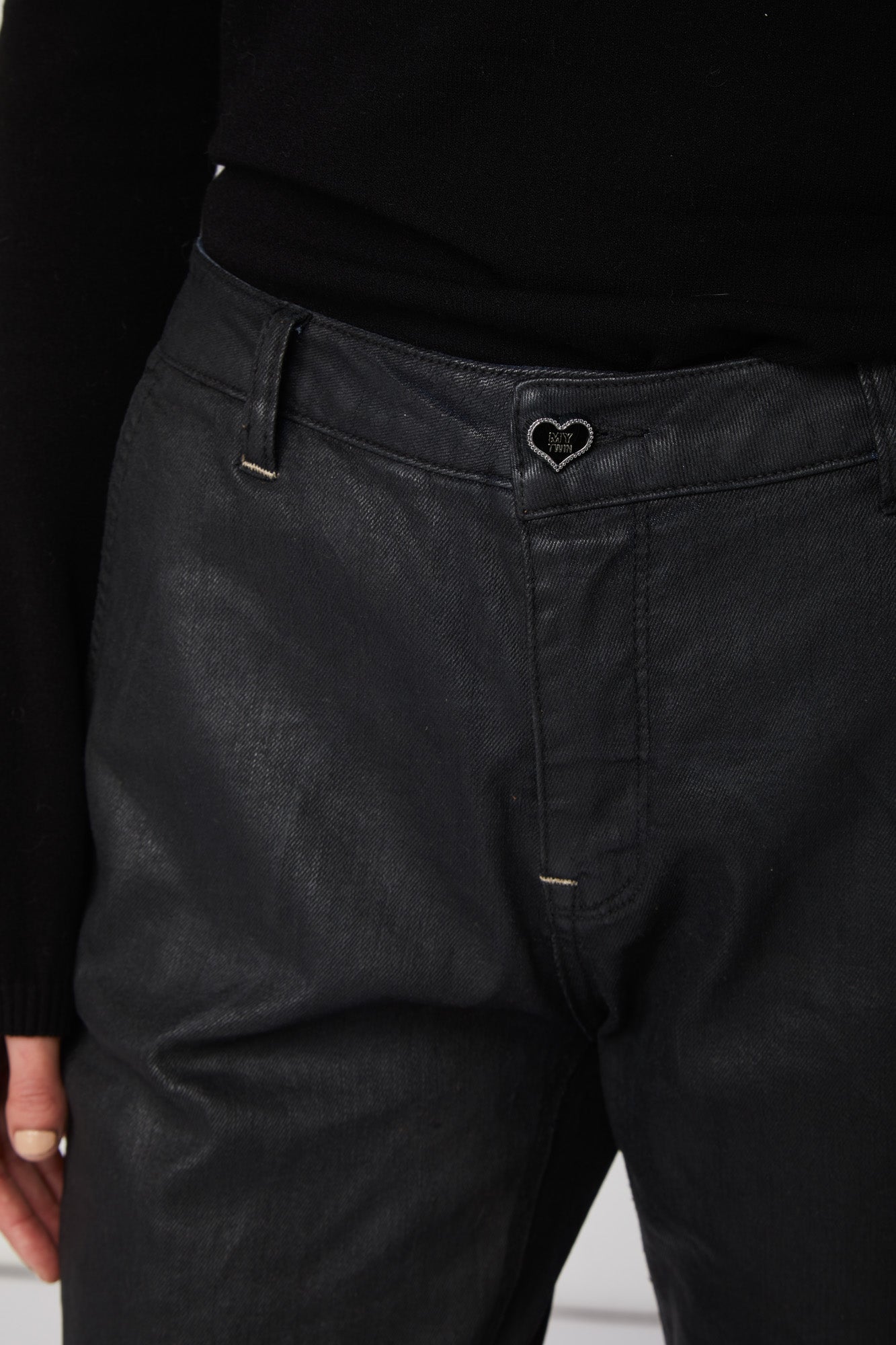 TWINSET Dunkle Jeans mit Herzknöpfen