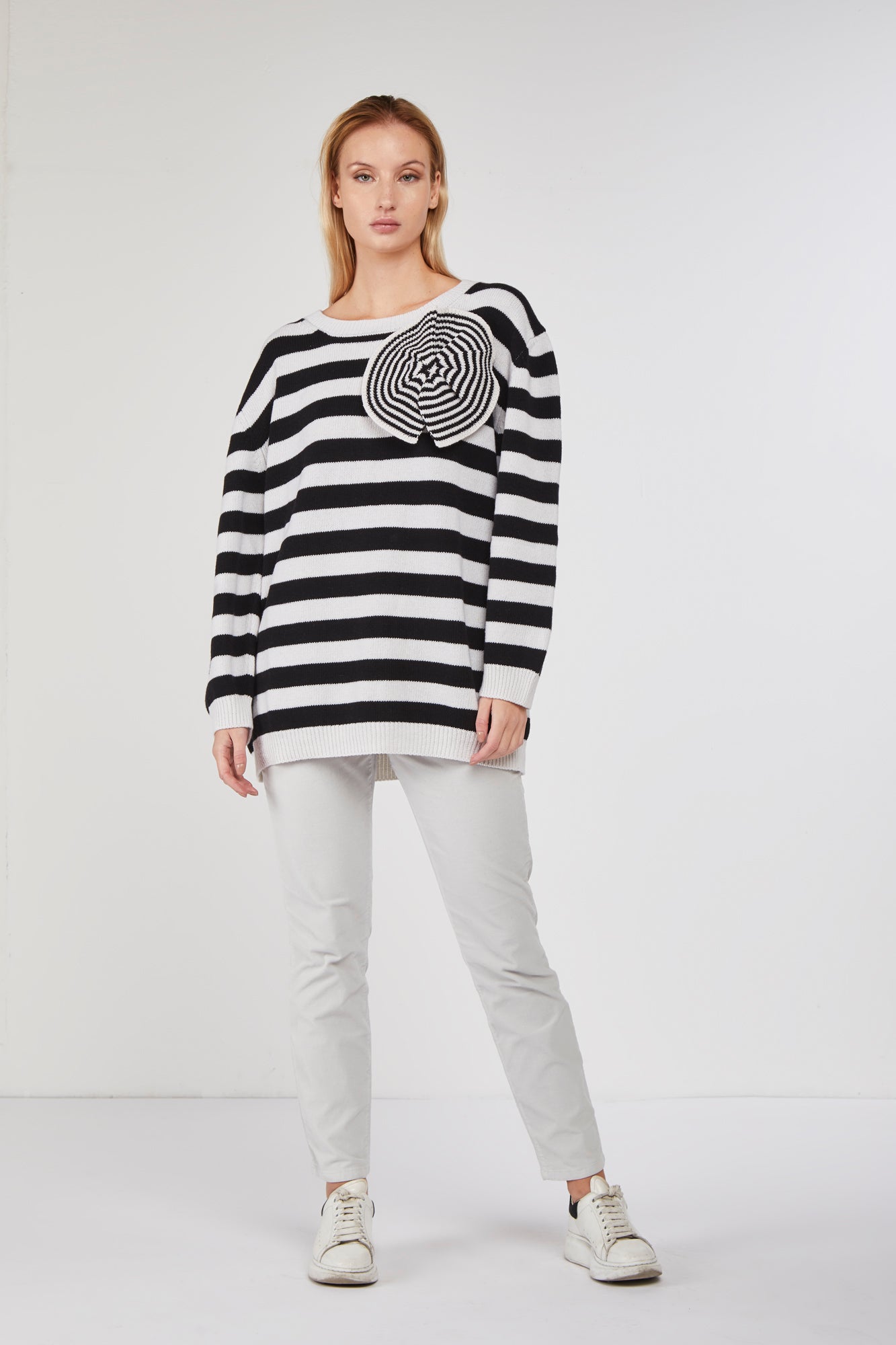 STELLA JEAN Weiße -weiß gestreifter, übergroßer Pullover mit Details