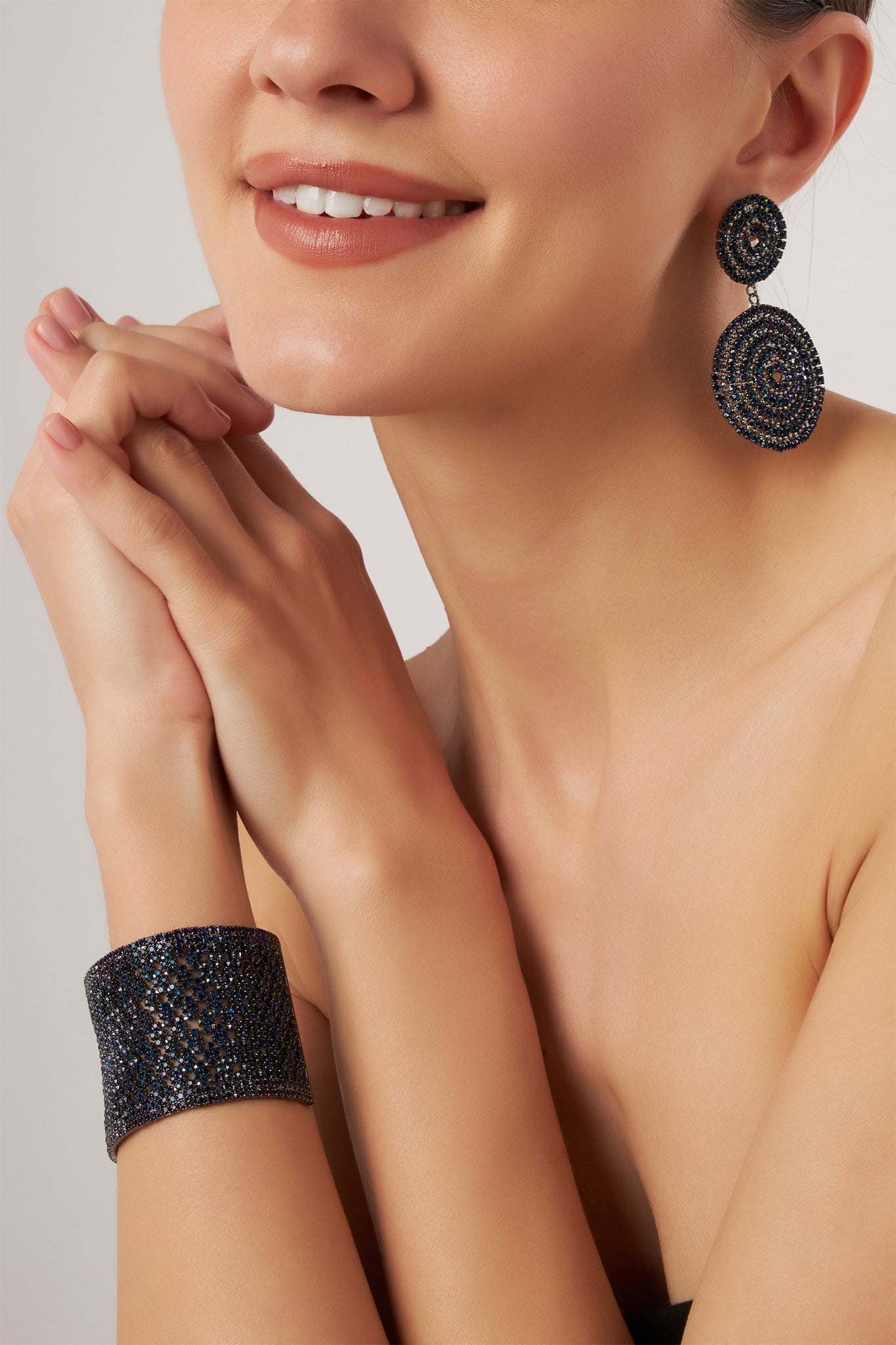 MELUSINA BIJOUX Halbstarres Armband mit blauen Strasssteinen