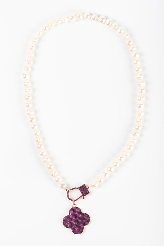 Perlen und Bordeaux-Blumen-Halskette