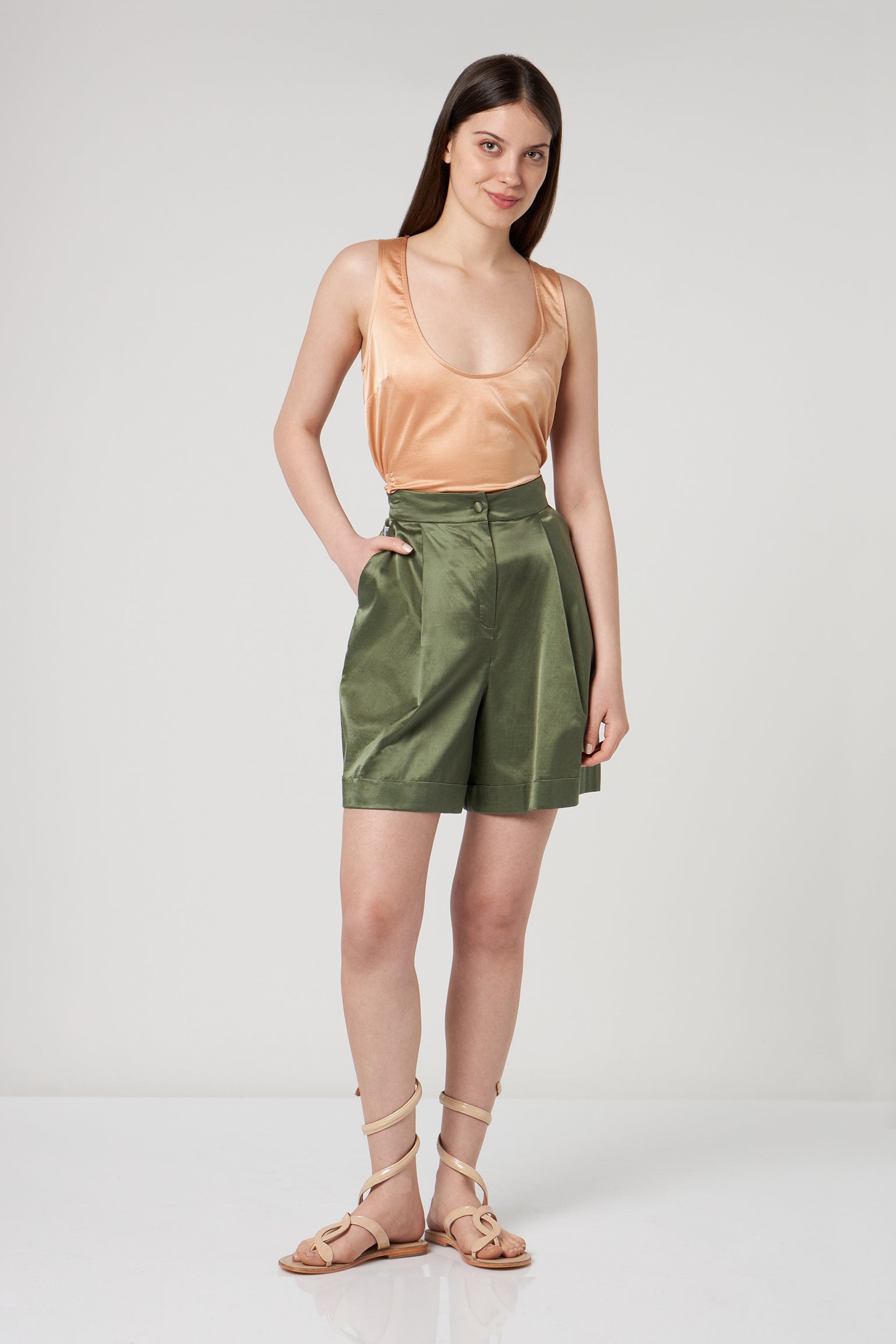 JIJIL Militärgrüne Satin-Shorts