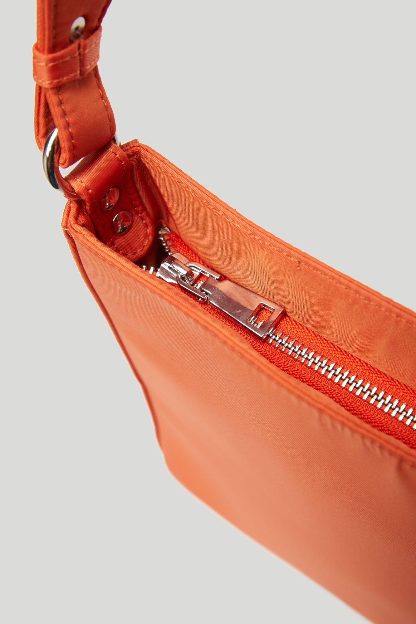 HVISK Amble Bag aus rotem recyceltem Nylon