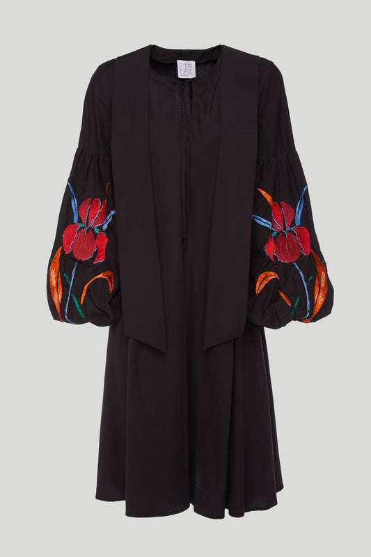 STELLA JEAN Kurzes schwarzes Kleid mit Stickerei an den Ärmeln