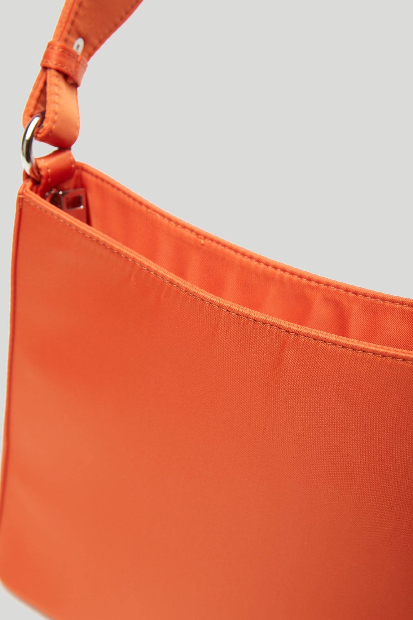 HVISK Amble Bag aus rotem recyceltem Nylon